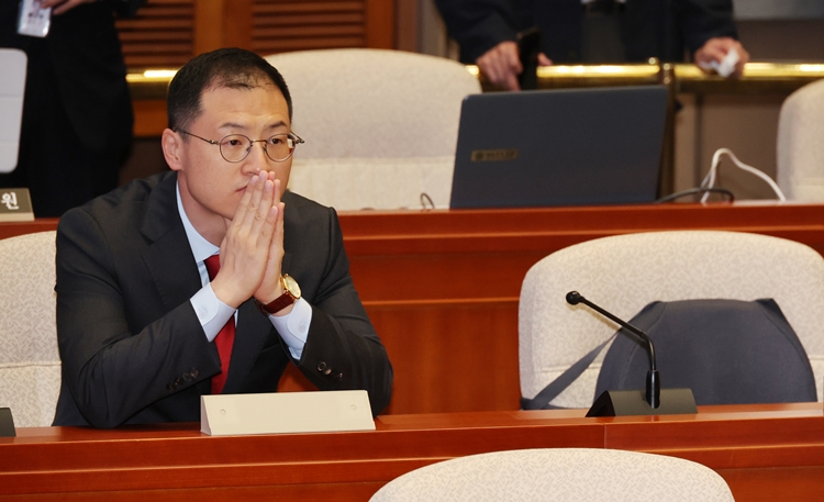 김상욱 국민의힘 의원이 지난 4월 24일 오전 서울 여의도 국회에서 열린 의원총회에 참석해 권성동 원내대표의 발언을 듣고 있다. / 뉴시스