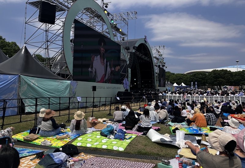 페스티벌에서 관객들이 돗자리를 펴고 앉아 밴드의 라이브를 즐기고 있다. / 사진 제공 = 신민정