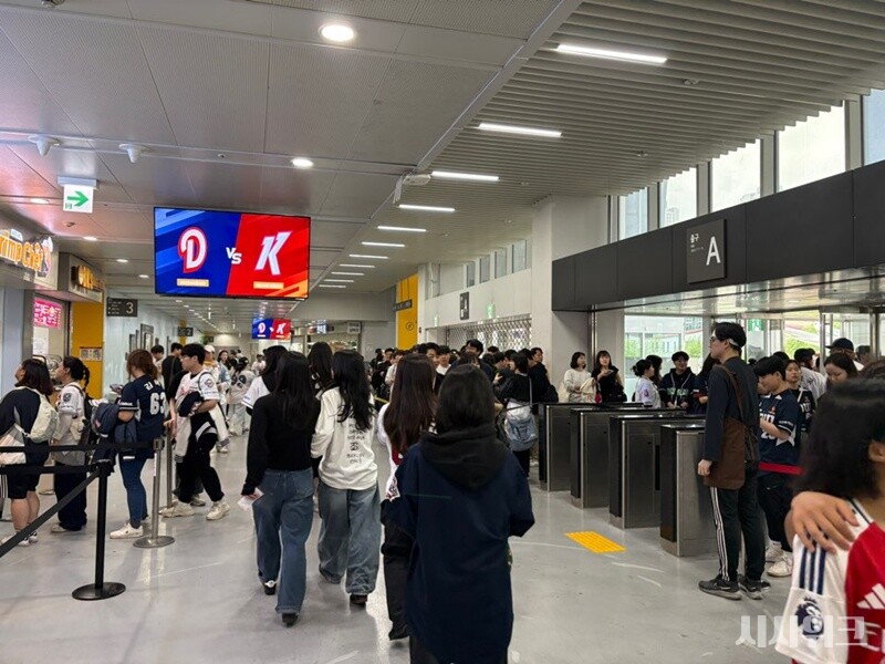야구 경기 시작 전 사람들로 붐비는 현장 / 홍서연 인턴기자
