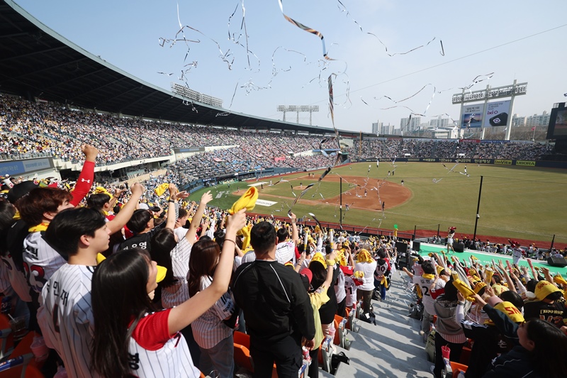 야구장에서 만난 수많은 20대 청년은 프로야구에 열광하며 새로운 문화를 형성하고, 그 속에서 소속감을 고취하고 있었다. 사진은 야구장에서 자신의 소속 팀을 응원하고 있는 팬들의 모습. / 뉴시스