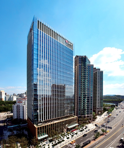 LG유플러스는 올해 1분기 매출액 3조4,426억원, 영업이익 2,607억원으로 전년 동기 대비 각각 4%, 18% 증가했다고 8일 공시했다. / LG유플러스