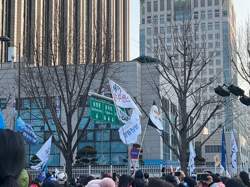 정지현 씨가 참여한 집회 현장에서 참가자들의 깃발이 나부끼고 있는 모습 / 사진=독자 제공