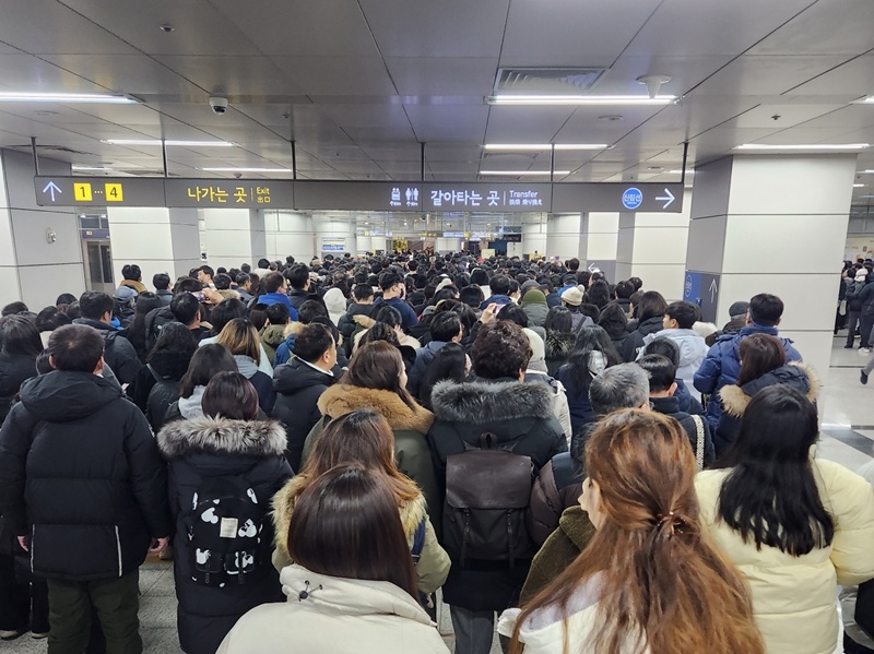 집회를 참여하기 위해 이동 중인 모인 사람들의 모습 / 사진=독자 제공