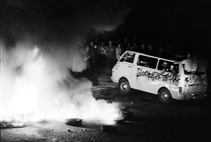 사진은 1980년 5월 21일, 전남 광산군 송정리역에서 수건으로 얼굴을 가린 청년들이 “계엄철폐 독재 타도!” 구호를 외치며 시위를 하고 있는 모습. / 한국일보, 뉴시스