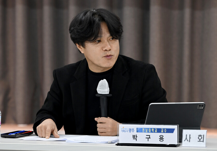 박구용 교수는 연대가 약해지고 정체성이 다양해진 사회에서 소속감은 일시적일 수밖에 없다고 진단했다. 사진은 박구용 교수가 2023년 12월 26일 오후 광주 동구 전일빌딩245에서 열린 '5·18현안, 해법모색을 위한 정책간담회'에 참여해 사회를 보고 있는 모습. / 뉴시스