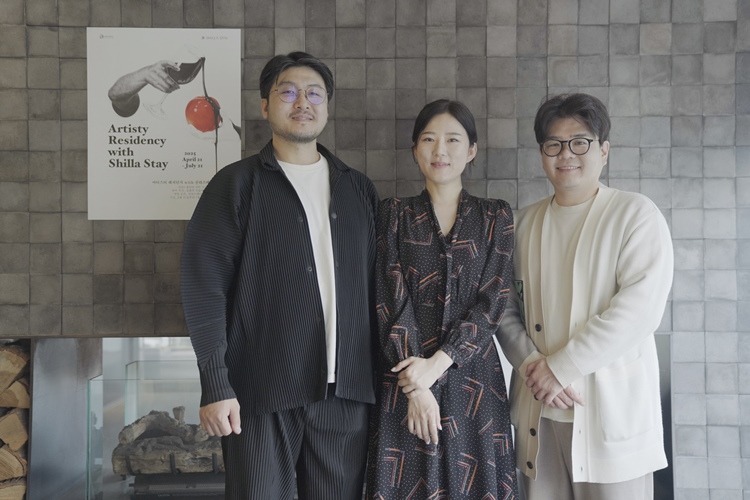 신라스테이가 온라인 아트 플랫폼 ‘아티스티’와 협업해 오는 7월 21일까지 신라스테이 역삼에서 작가들에게 객실을 작업실로 제공하는 ‘아티스티 레지던시 위드 신라스테이 2025(ARTISTY RESIDENCY with SHILLA STAY 2025)’를 진행한다. 사진은 ‘아티스티 레지던시’ 참여 작가로, 좌측부터 이진석, 이슬아, 김판묵 작가 / 신라스테이