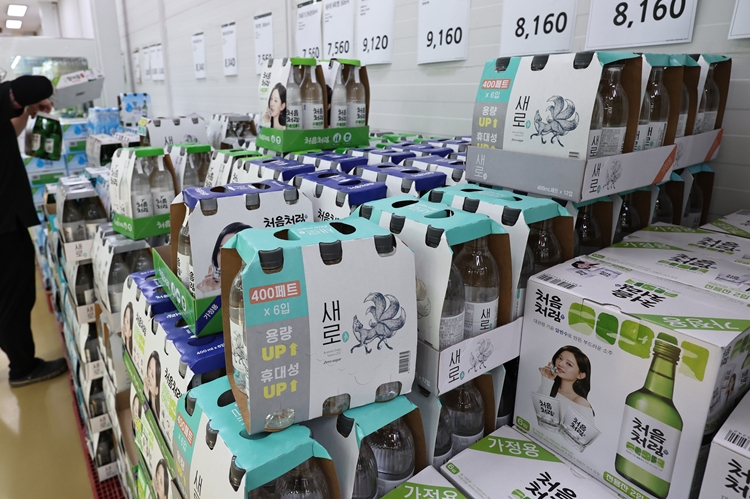 롯데칠성움료가 올해 1분기 내수 침체가 계속된 영향으로 수익성이 악화했다. / 뉴시스