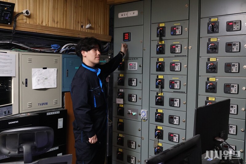 전기설비대원은 기지 내 모든 전기 관련 시설과 설비를 관리·유지·보수하는 임무를 수행한다. / 사진=남극특별취재팀