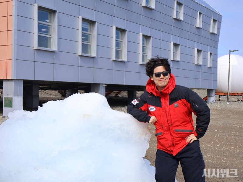 남극세종과학기지에서도 전기는 가장 중요한 에너지원이다.  이에 남극기지 파견에는 늘 ‘전기설비’를 담당하는 월동연구대원’이 필수로 포함돼있다. 올해 세종기지 제38차 월동연구대에선 안진현 전기설비 대원이 이 임무를 맡았다. / 사진=남극특별취재팀