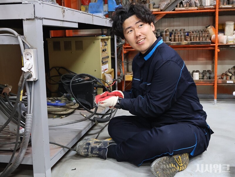 전선 점검 작업을 진행하고 있는 안진현 제38차 월동연구대 전기설비대원. / 사진=남극특별취재팀