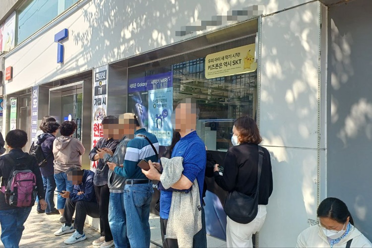 사진은 지난달 28일 강서구에 위치한 SKT 대리점 앞에서 가입자들이 유심교체를 위해 대기하는 모습. / 조윤찬 기자 