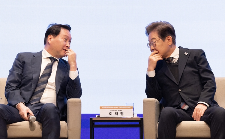이재명 더불어민주당 대선후보와 최태원 대한상의 회장이 8일 오전 서울 중구 대한상공회의소에서 열린 대선후보 초청 경제5단체장 간담회에서 대화하고 있다. / 뉴시스