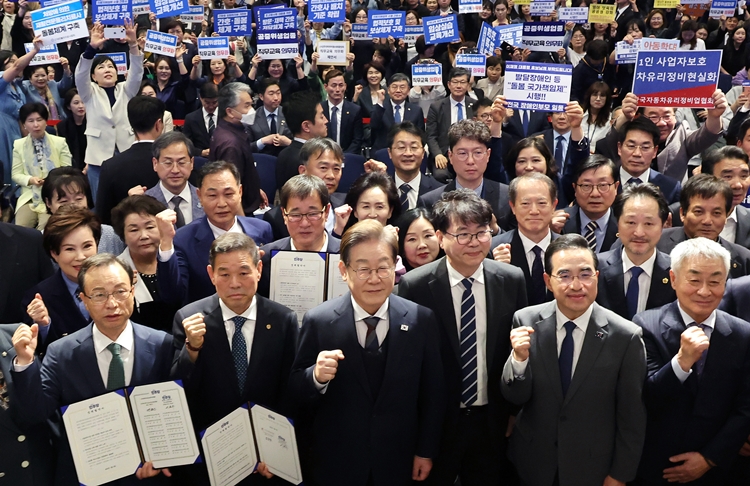 이재명(앞줄 가운데) 더불어민주당 대선후보가 8일 오후 서울 여의도 중소기업중앙회에서 열린 중앙선대위 직능본부 민생정책 협약식에 참석해 박홍근, 남인순 선대위 직능본부장을 비롯한 의원 및 각 직능단체 참석자들과 기념촬영하고 있다. / 뉴시스