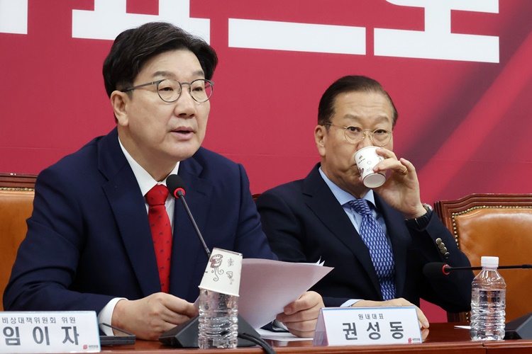 권성동(왼쪽) 국민의힘 원내대표가 8일 오전 서울 여의도 국회에서 열린 비상대책위원회의에서 발언하는 가운데 권영세 비대위원장이 물을 마시고 있다.  /뉴시스