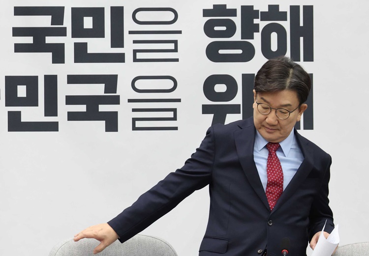 권성동 국민의힘 원내대표가 9일 오전 서울 여의도 국회에서 열린 원내대책회의에 참석하고 있다.  /뉴시스