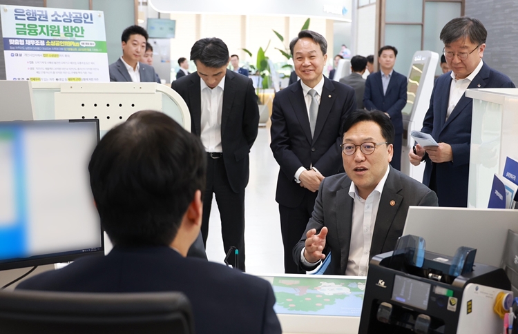 신한은행은 8일 서울시 중구 본점 영업부에서 ‘금융지원 은행권 소상공인 금융지원 현장 간담회’를 개최했다고 밝혔다. / 신한은행