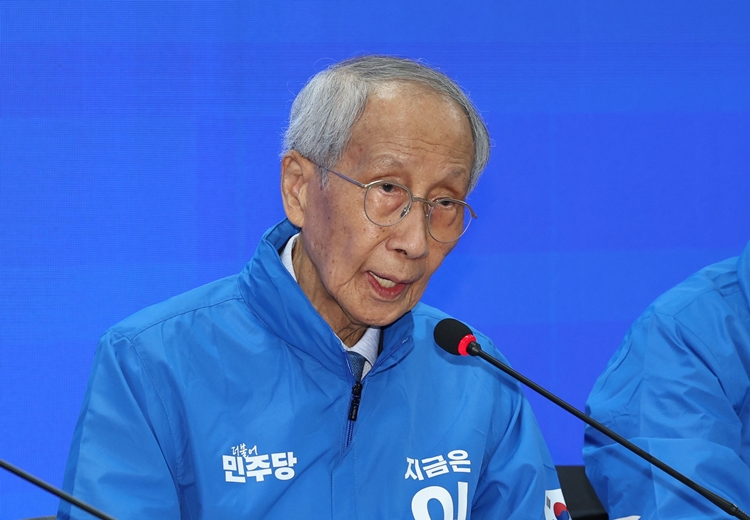 윤여준 더불어민주당 총괄선거대책위원장이 9일 오전 서울 여의도 더불어민주당 중앙당사에서 열린 중앙선거대책위원회의에서 발언하고 있다. / 뉴시스