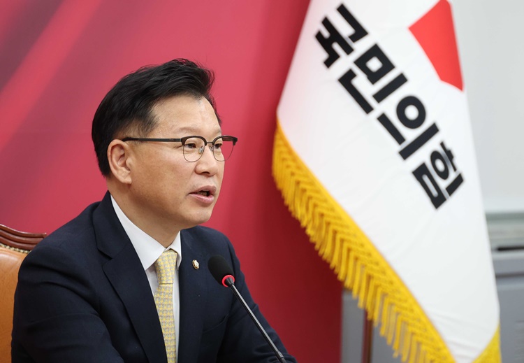 이양수 국민의힘 사무총장이 9일 오후 서울 여의도 국회에서 열린 '후보 단일화 논란' 관련 기자간담회에서 발언을 하고 있다.  /뉴시스