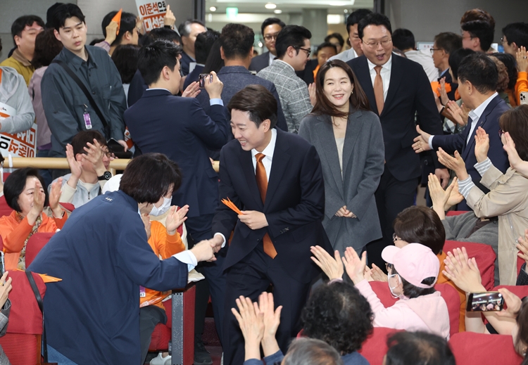 지난 3일 서울 여의도 국회 의원회관에서 열린 제21대 대통령 선거 개혁신당 필승결의대회에서 이준석 후보가 입장하며 지지자들과 인사를 나누고 있다. / 뉴시스