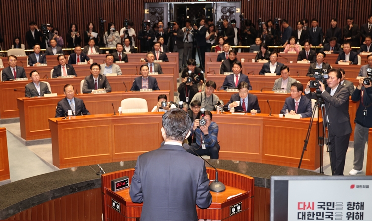 김문수 국민의힘 대선 후보가 9일 오전 서울 여의도 국회에서 열린 의원총회에서 발언하고 있다. / 뉴시스