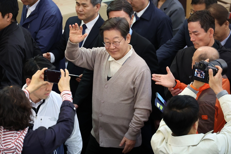 국민의힘이 대선 후보 단일화를 두고 극심한 내홍을 겪는 사이 이재명 더불어민주당 대선 후보가 ‘대세론’을 굳히기 위한 행보를 이어가고 있다. 사진은 이 후보가 9일 경북 성주군 성주전통시장에서 상인 및 주민들에게 인사하고 있는 모습. / 뉴시스