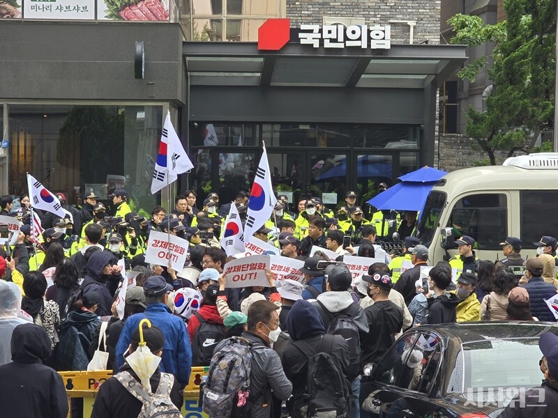 서울 여의도 국민의힘 당사 앞에 집결한 김문수 대선 후보 지지자들. / 사진=이하 정소현 기자