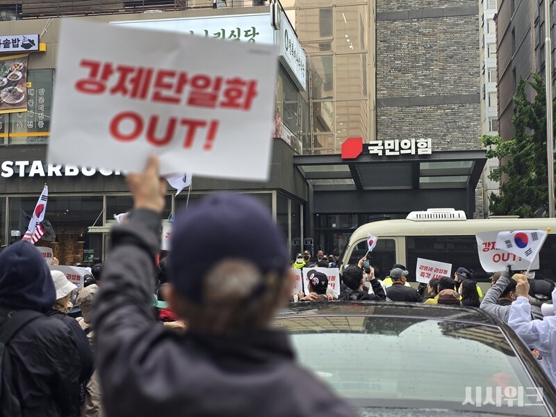 김문수 대통령 선거 후보자의 자격이 전격 취소된 10일, 김 후보의 지지자들이 국힘 당사 앞에서 국민의힘 지도부를 비판하는 목소리를 강하게 쏟아냈다. / 시사위크