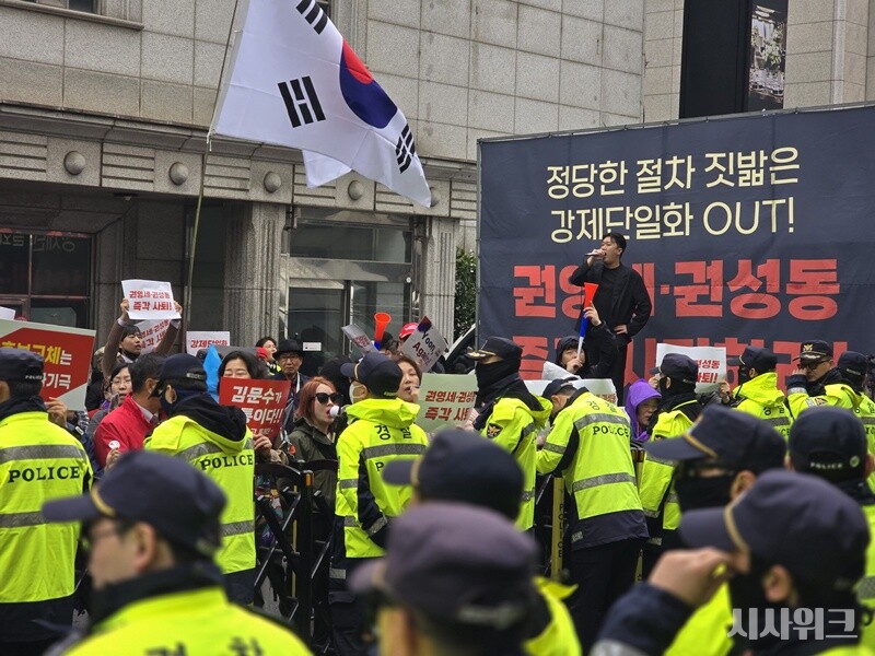 김문수 후보 지지자들은 이날 서울 여의도 국민의힘 중앙당사 앞에서 집회를 갖고 권영세 비상대책위원장과 권성동 원내대표 사퇴를 촉구하고 나섰다. / 시사위크