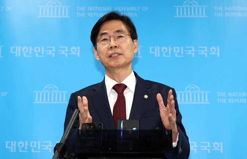 조경태 국민의힘 의원이 10일 오후 서울 여의도 국회 소통관에서 '국민의힘 대선후보 불법교체 즉각 철회 촉구' 기자회견을 마치고 취재진의 질문에 답변하고 있다. / 뉴시스