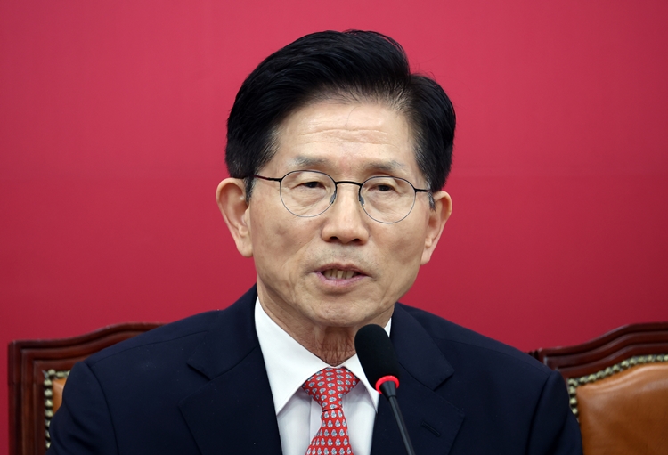 더불어민주당은 김문수 후보가 국민의힘 공식 대선 후보로 확정되자 즉각 김 후보를 향한 공세를 시작했다. 사진은 김 후보가 지난 11일 국회에서 열린 중앙선거대책위원회의에서 발언하고 있는 모습. / 뉴시스