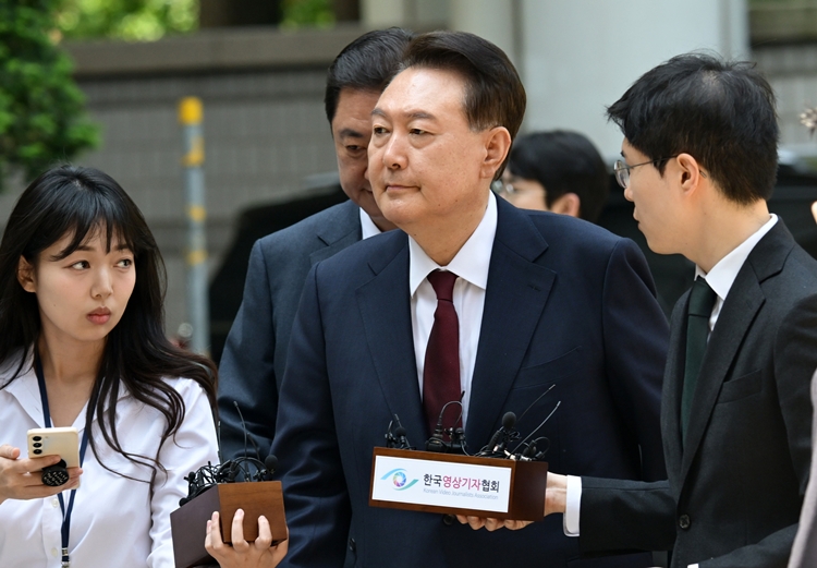 내란 우두머리 혐의로 재판에 넘겨진 윤석열 전 대통령이 12일 오전 서울 서초구 서울중앙지법에서 열린 세 번째 공판에 출석하고 있다. / 뉴시스