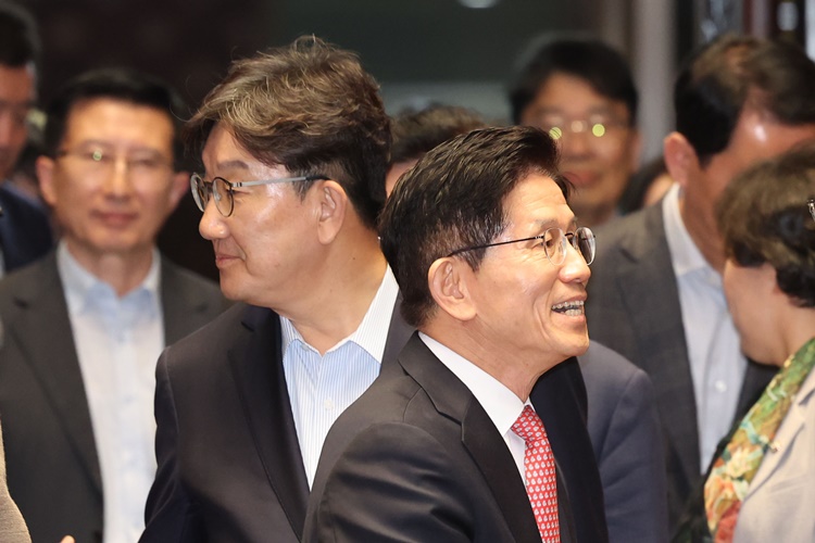 김문수 국민의힘 대선 후보가 지난 11일 서울 여의도 국회에서 열린 의원총회에서 의원들과 인사하고 있다. 뒤로 권성동 원내대표도 의원들과 인사하고 있다. /뉴시스