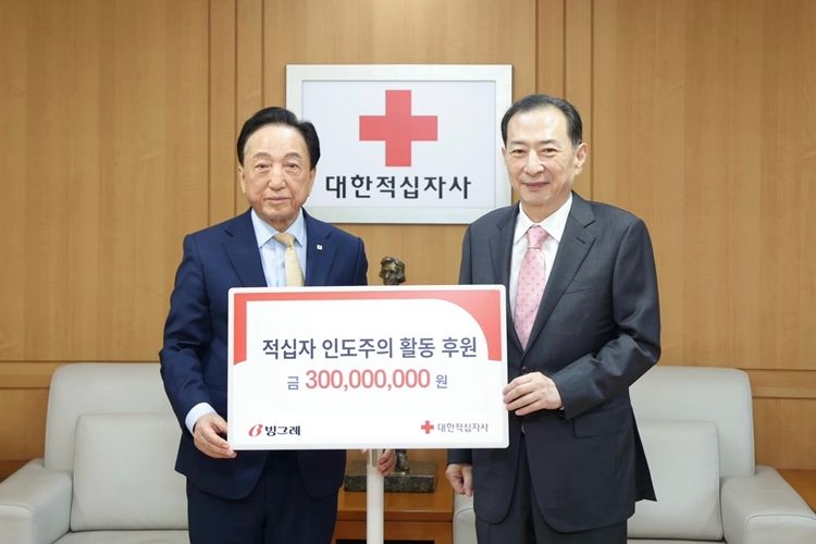 빙그레 김호연 회장과 배우자인 김미 백범김구기념관장 부부의 ‘레드크로스 아너스클럽(Red Cross Honors Club)’ 가입식이 지난 9일 대한적십자사 서울사무소에서 진행됐다. / 빙그레