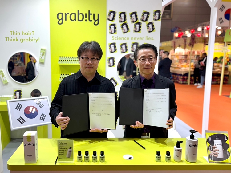 롯데홈쇼핑이 지난 11일 프랑스 파리 포르트 드 베르사유 전시장에서 폴리페놀팩토리와 기능성 탈모샴푸 ‘그래비티’의 해외수출 독점 계약을 체결했다. / 롯데홈쇼핑