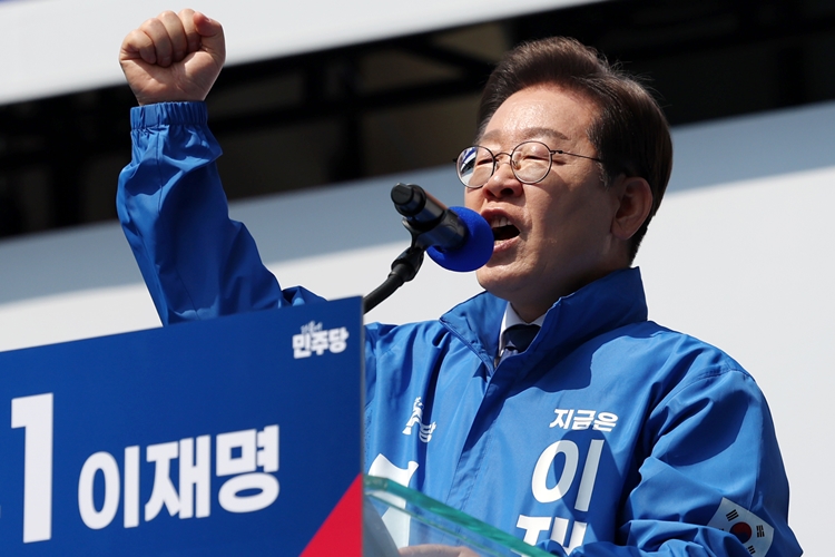이재명 더불어민주당 대선후보가 제21대 대통령선거 공식 선거운동이 시작된 12일 오전 서울 종로구 광화문광장에서 열린 중앙선거대책위원회 출정식에서 연설을 하고 있다. / 뉴시스