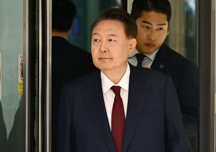 12·3 비상계엄 사태와 관련해 내란 우두머리 혐의 등으로 기소된 윤석열 전 대통령이 12일 서울 서초구 서울중앙지방법원에서 열린 3차 공판에서 오전 공판을 마치고 법원을 나서고 있다. / 뉴시스