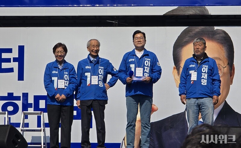 더불어민주당 진짜 대한민국 선거대책위원회 위원장단이 무대에 선 모습이다. (왼쪽부터) 정은경·윤여준·박찬대·김동명 총괄선대위원장. / 사진=김두완 기자