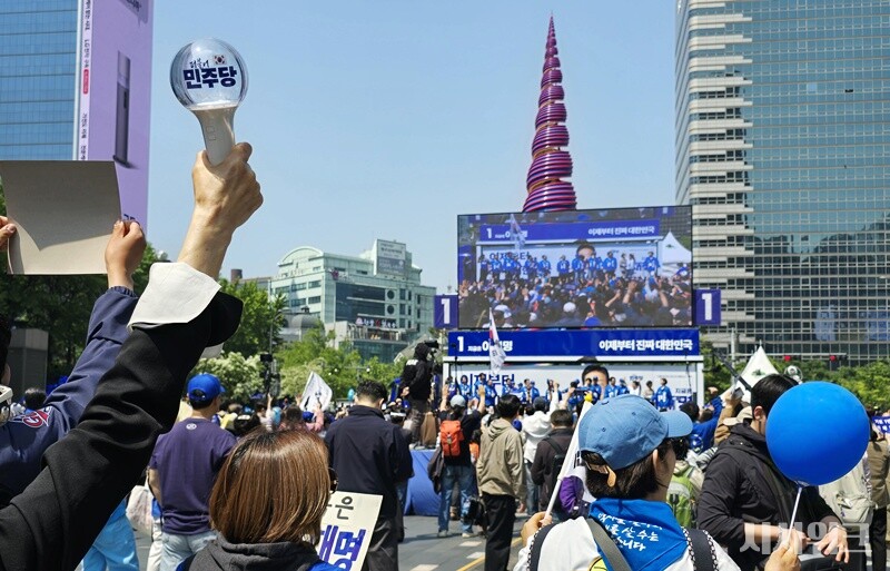 민주당 응원봉을 한 손 높이 들고 이재명 후보의 출정식을 응원하는 모습. / 사진=김두완 기자