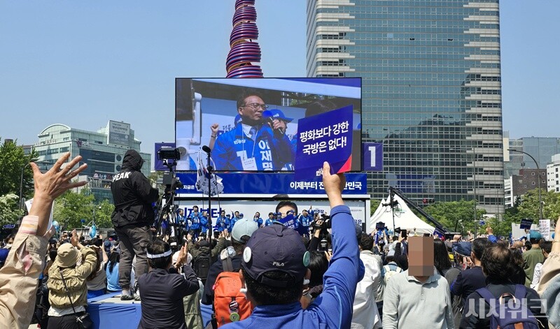 '평화보다 강한 국방은 없다'란 팻말을 들고 박선원 의원을 응원하는 모습. / 사진=김두완 기자