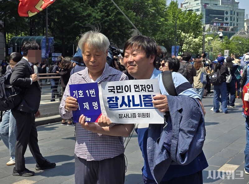 민생경제연구소 안진걸(우측) 소장이 이재명 후보 지지자들과 사진 촬영을 하는 모습. / 사진=김두완 기자