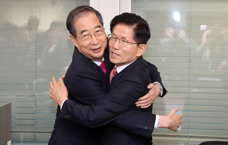 한덕수 전 총리는 단일화 실패와 후보 교체, 그리고 당원투표 부결 등의 혼란 끝에 대선 출마가 무산됐다. / 뉴시스