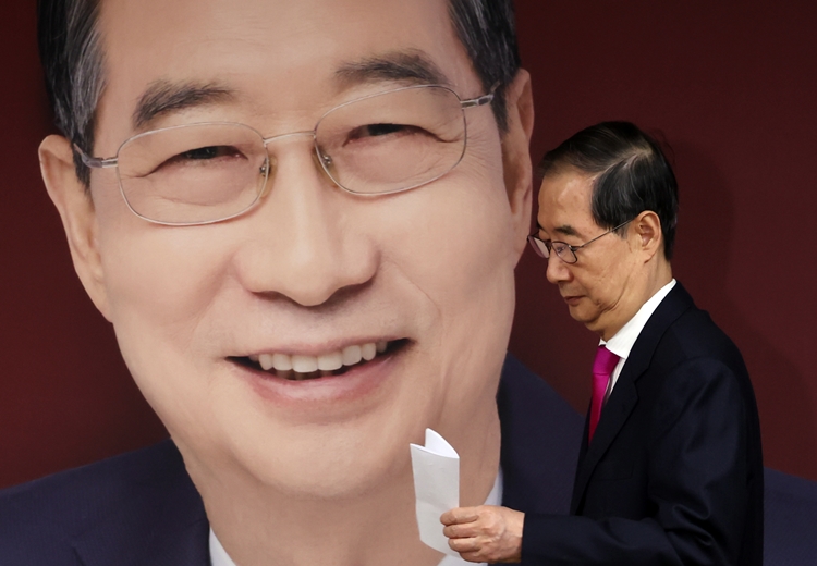 한덕수 전 국무총리의 대선 출마가 사상 초유의 우여곡절 끝에 무산된 가운데, 그와 관련된 테마주도 요동치고 있다. / 뉴시스