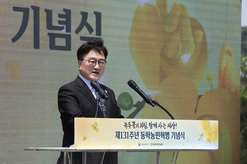 우원식 국회의장은 지난 11일 정읍 동학농민혁명기념공원에서 열린 제131주년 동학농민혁명 기념식에 참석해 헌화하고, 유족과 기념재단에 감사를 전하며 선열들을 기렸다. / 국회의장실 