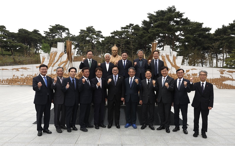지난 11일 정읍 동학농민혁명기념공원에서 열린 제131주년 동학농민혁명 기념식에 참석한 주요인사들의 모습. / 국회의장실 