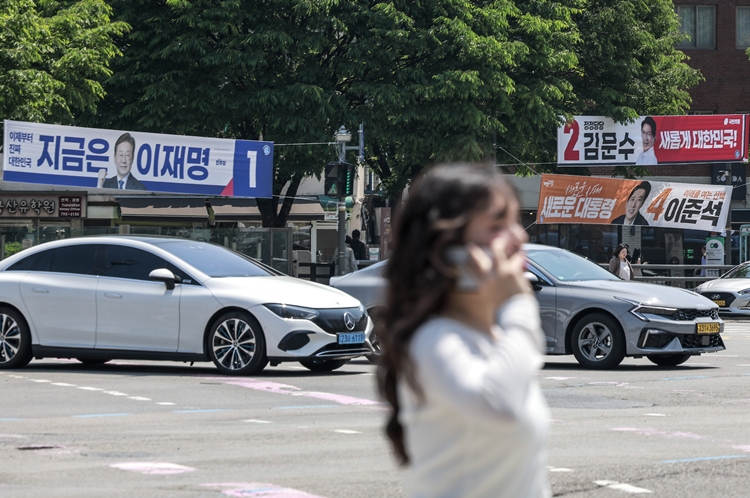 제21대 대통령 선거 공식 선거운동이 시작된 12일 서울 용산구 대통령실 인근에 이재명 더불어민주당 대선후보와 김문수 국민의힘 대선후보, 이준석 개혁신당 대선후보의 현수막이 걸려있다. / 뉴시스