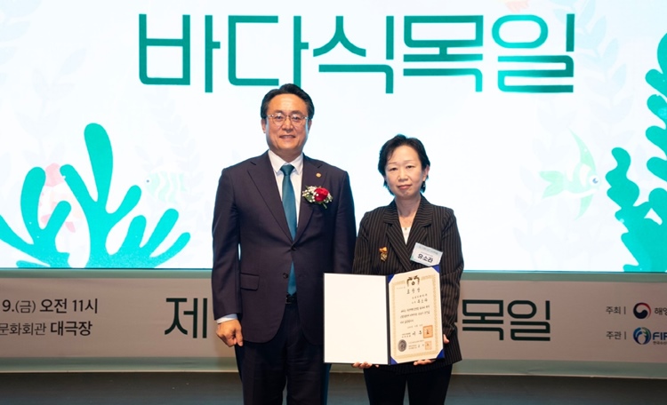 효성티앤씨 유소라 상무가 9일 열린 ‘제13회 바다식목일 기념식’에서 대통령표창을 수상한 뒤 기념사진을 촬영하고 있다. (왼쪽부터) 해양수산부 강도형 장관, 효성티앤씨 유소라 상무. / 효성티앤씨