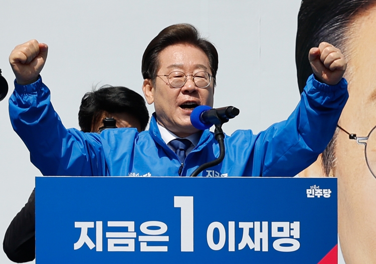 이재명 더불어민주당 대선후보가 제21대 대통령선거 공식 선거운동이 시작된 12일 오전 서울 종로구 광화문광장에서 열린 중앙선거대책위원회 출정식에서 연설을 하고 있다. / 뉴시스