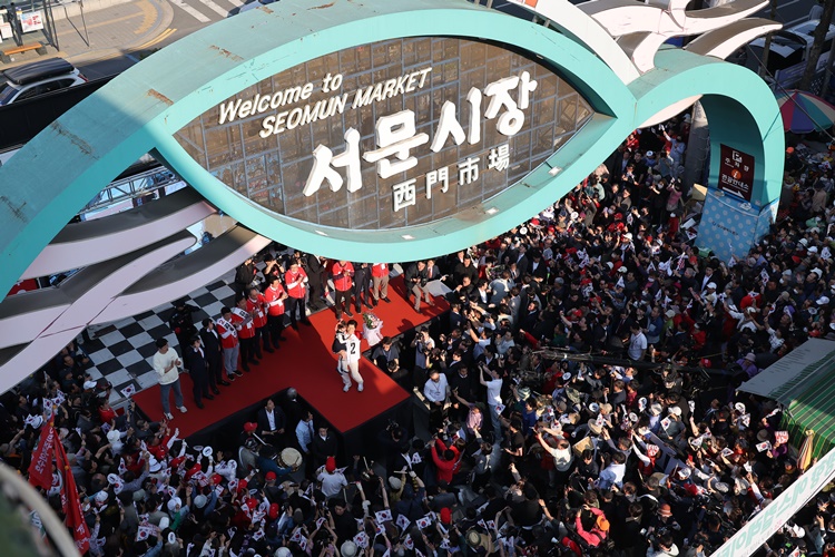 김문수 국민의힘 대선후보가 12일 대구 달성로 서문시장에서 시민들에게 지지를 호소하고 있다.  /뉴시스