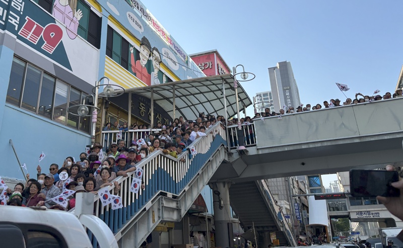 김문수 대선 후보를 보기 위해 서문시장 내 육교를 가득 메운 지지자들. / 사진|대구=손지연 기자 