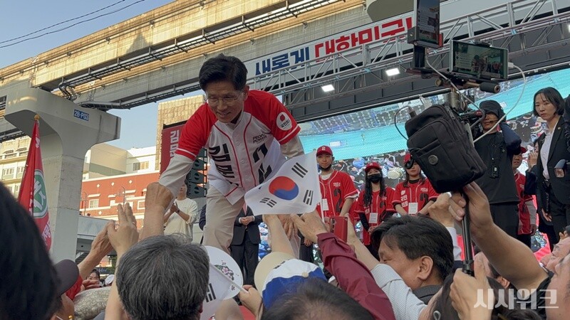 ​​​12일 대구 서문시장을 찾은 김문수 국민의힘 대선 후보가 지지자들의 환호에 화답하고 있다. / 사진|대구=손지연 기자 